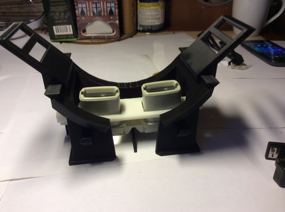 Очки виртуальной реальности из картона, акрила и пластика