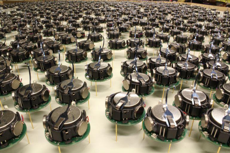 Kilobots: самоорганизующаяся система из 1024 мини роботов