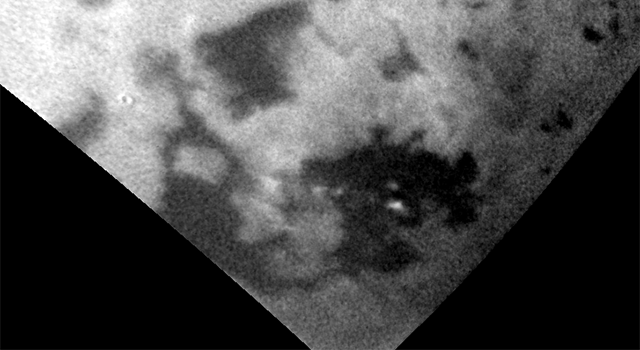 Станция Cassini сфотографировала летние облака на Титане