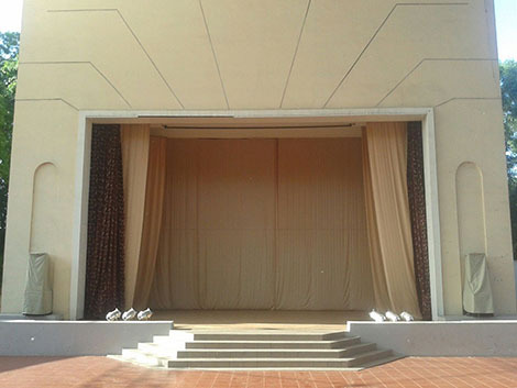 Картинка 1. Вид с зала на сцену