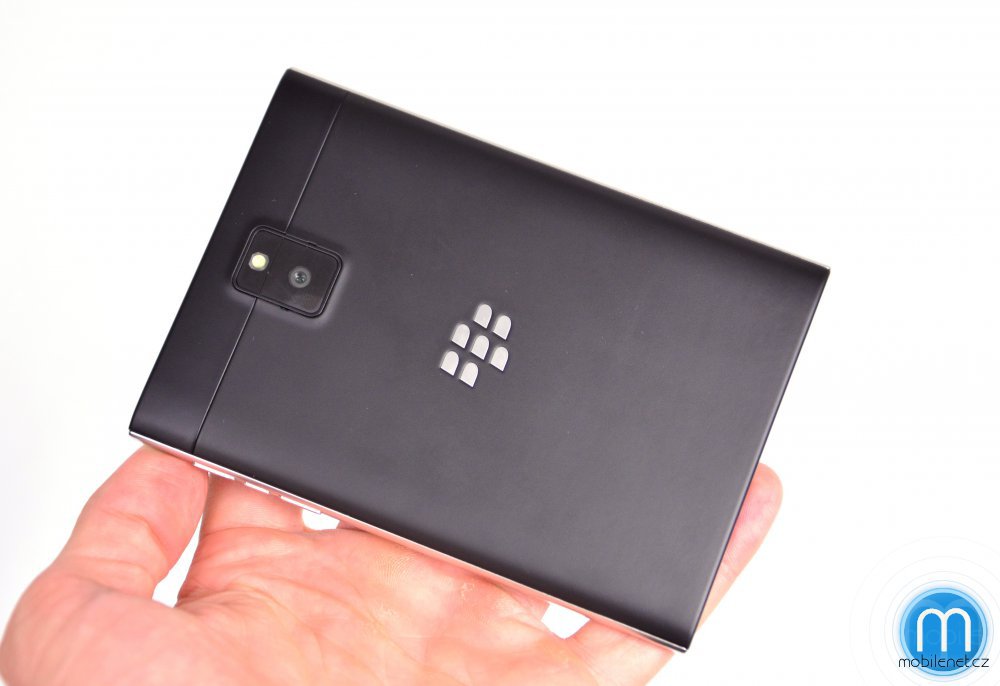 BlackBerry Passport выйдет в следующем месяце