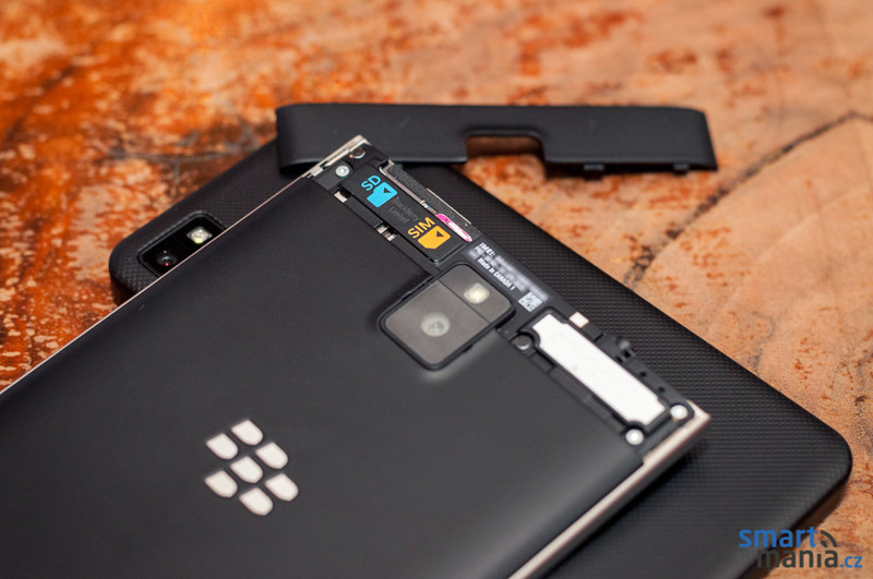 BlackBerry Passport выйдет в следующем месяце