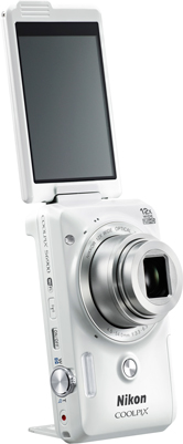 Поворотный дисплей и встроенная подставка делают камеру Nikon Coolpix S6900 хорошо подходящей для съемки автопортретов
