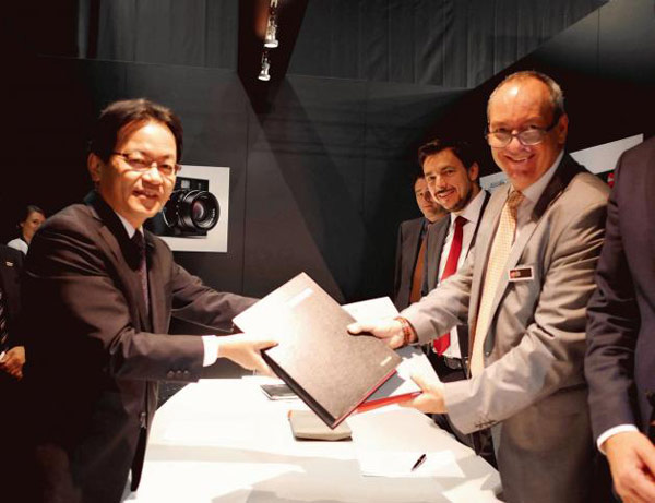 Первый договор о сотрудничестве, касающийся объективов, Panasonic и Leica подписали в августе 2000 года
