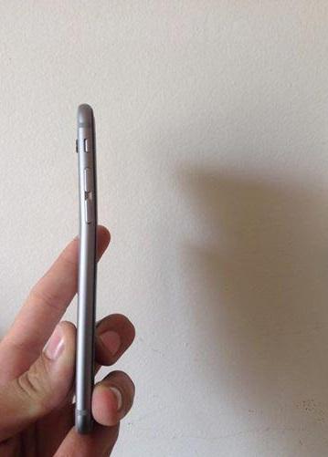 Смартфон Apple iPhone 6 Plus сгибается при ношении в карманах брюк