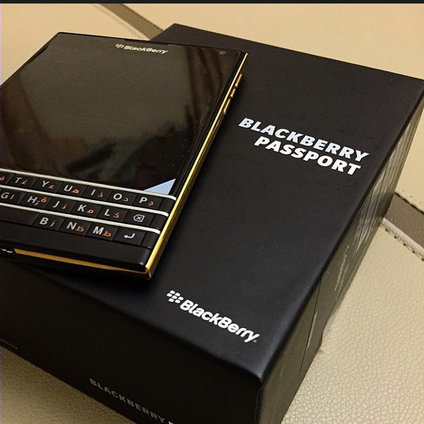 смартфон BlackBerry Passport Gold Edition