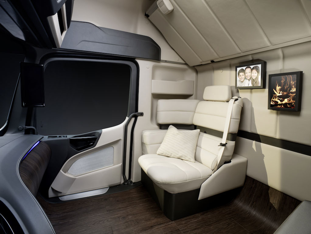 Mercedes представил робот грузовик будущего «Future Truck 2025» Mercedes представил робот грузовик будущего «Future Truck 2025»