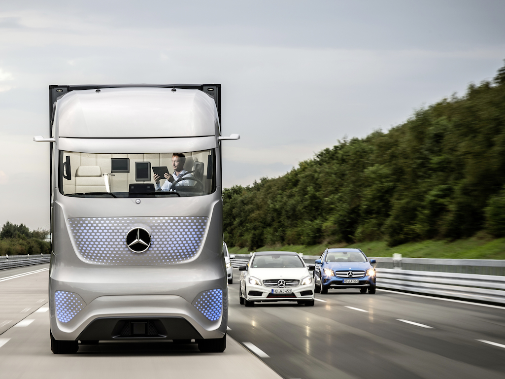 Mercedes представил робот грузовик будущего «Future Truck 2025»