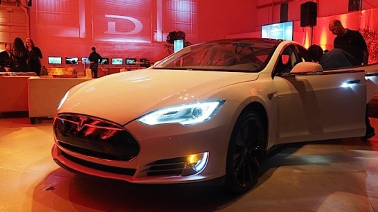 Tesla D: Два двигателя, полный привод, разгон до 100 км ч за 3,2 секунды