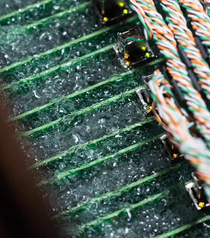 Охлаждение погружением, серверы «под водой»: Immersion 2 для 3M™ Novec™ обеспечил волшебные результаты, применение на практике в Гонконге Охлаждение погружением, серверы «под водой»: Immersion 2 для 3M™ Novec™ обеспечил волшебные результаты, применение на практике в Гонконге