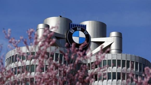 BMW предлагает устанавливать на улицах городов фонари с разъемом для зарядки электромобилей