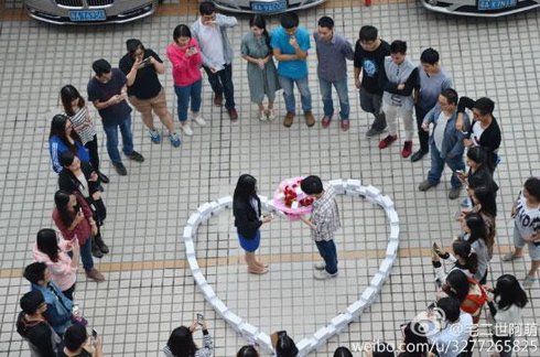 Китайский программист сделал предложение любимой при помощи сотни iPhone 6