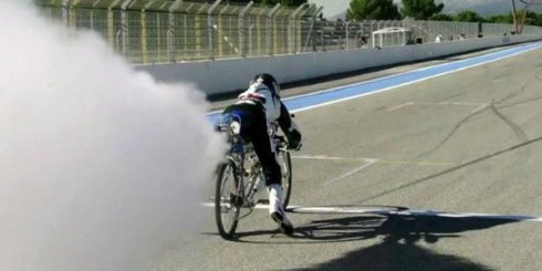 Находчивый француз усовершенствовал реактивный велосипед и установил новый мировой рекорд