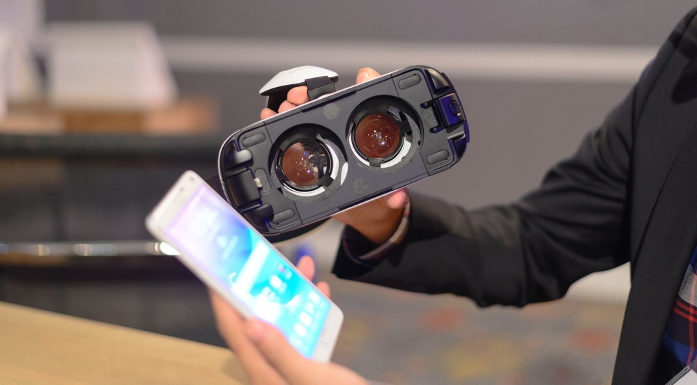 Успеть под ёлку: Samsung Gear VR Headset для Galaxy Note 4 выходит в продажу по $250