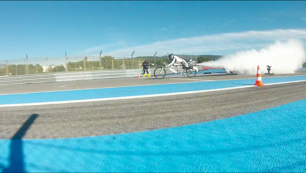 Швейцарец преодолел порог в 333 километра в час на «ракетном» велосипеде - 1 image