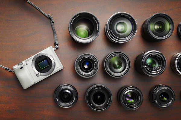 Камера Sony α6000 White Christmas в комплекте с объективом Sony E PZ 16-50mm F3.5-5.6 OSS стоит $1099