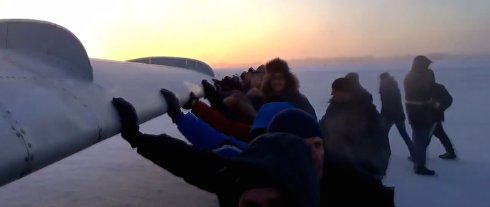 Пассажиры, толкавшие самолёт Ту-134, всего лишь делали «селфи» - 1 Пассажиры, толкавшие самолёт Ту 134, всего лишь делали «селфи»