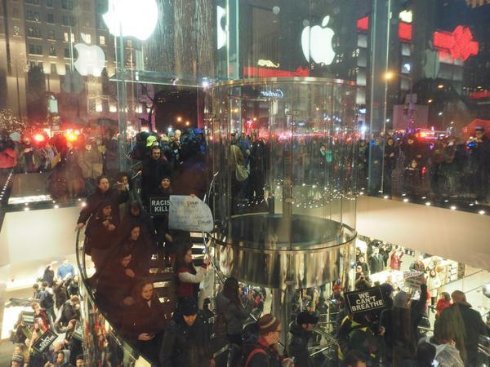 Протестующие провели акцию «Умирание» в нью Йоркском магазине Apple