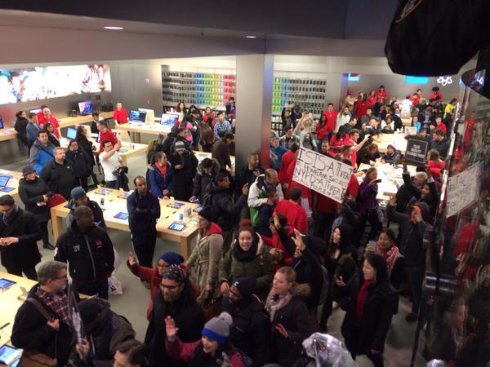 Протестующие провели акцию «Умирание» в нью Йоркском магазине Apple