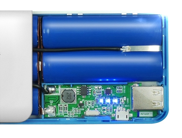 Внешний аккумулятор Adata PT100 емкостью 10000 мАч одновременно заряжает два устройства - 2