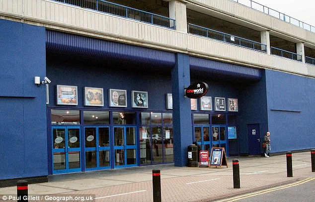 Британский кинотеатр заявил в полицию на 12-летних девчонок из-за смартфонов - 2