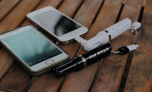 Зарядное устройство Flat Attack зарядит смартфон от АА-батарейки - 1 Зарядное устройство Flat Attack зарядит смартфон от АА батарейки