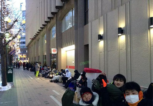 Японцев засыпало снегом в очереди за подарками от Apple (ФОТО)