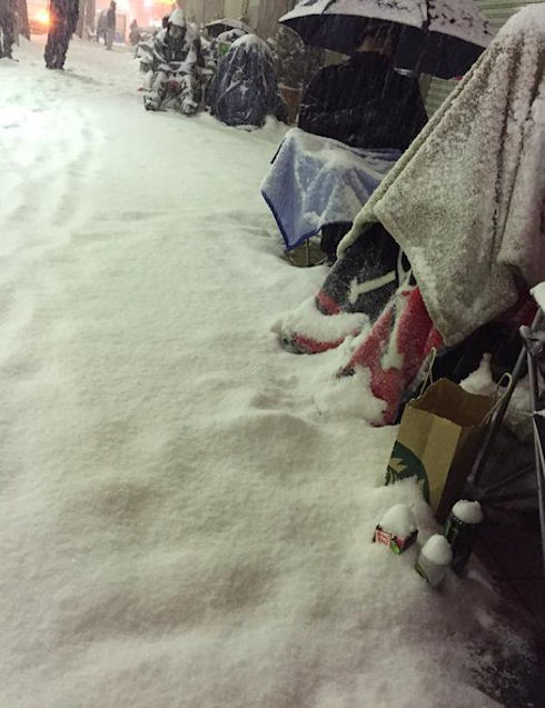 Японцев засыпало снегом в очереди за подарками от Apple (ФОТО)