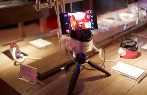 Робот Fiebot от Lenovo поможет в создании селфи снимков