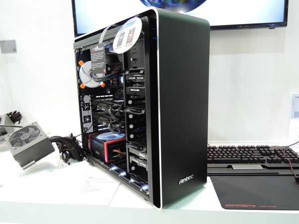 Корпус Antec P380 способен принять системную плату формата SSI CEB - 3 Antec P380