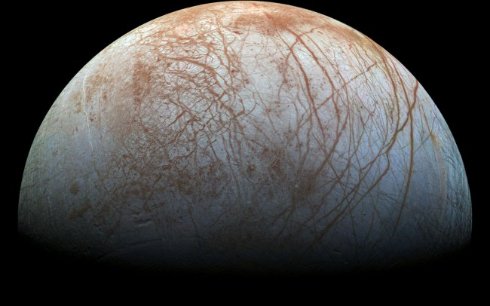 Удивительная фотография поверхности шестого спутника Юпитера