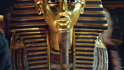 Повреждена маска Тутанхамона