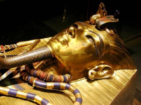 Повреждена маска Тутанхамона