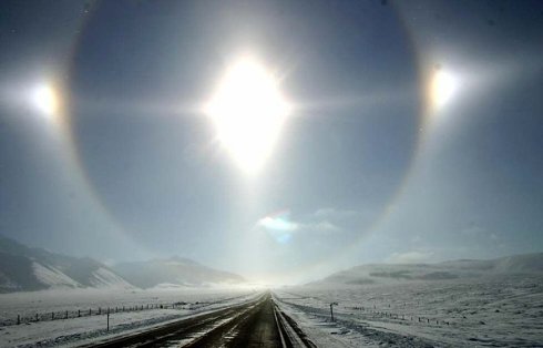 В небе над Монголией появилось три Солнца