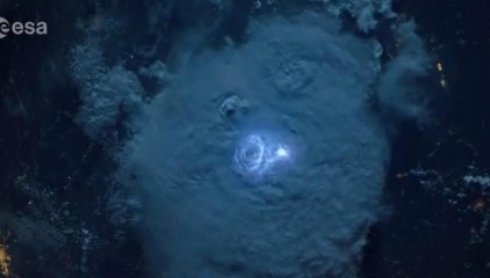 Астронавты показали как выглядит молния из космоса (ВИДЕО)