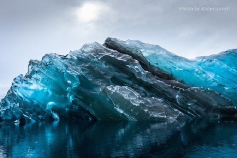 В Антарктиде сделаны снимки редкого явления: перевернутого айсберга (ФОТО)