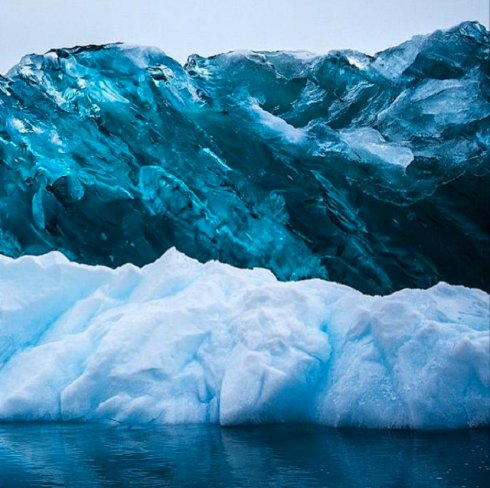 В Антарктиде сделаны снимки редкого явления: перевернутого айсберга (ФОТО)