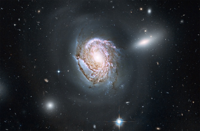 Хаббл постоянно обнаруживает галактики расположенные очень далеко от нас - 4