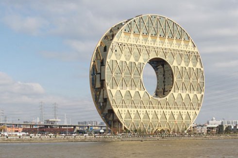 Китайцы построили небоскрёб в форме гигантского пончика