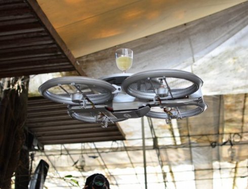 В ресторанах Сингапура официантов заменили летающими дронами