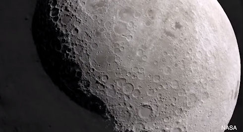 Ученые рассказали о метеоритных бомбардировках Луны (ВИДЕО)