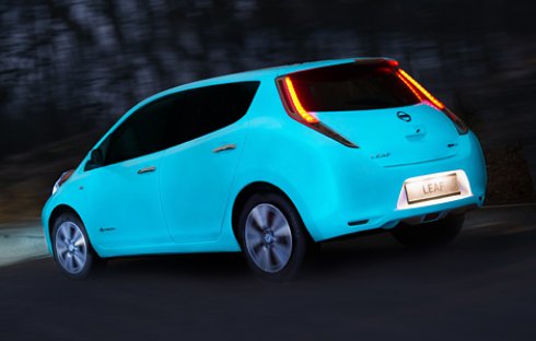 Nissan выпустила светящийся в темноте автомобиль (ВИДЕО)