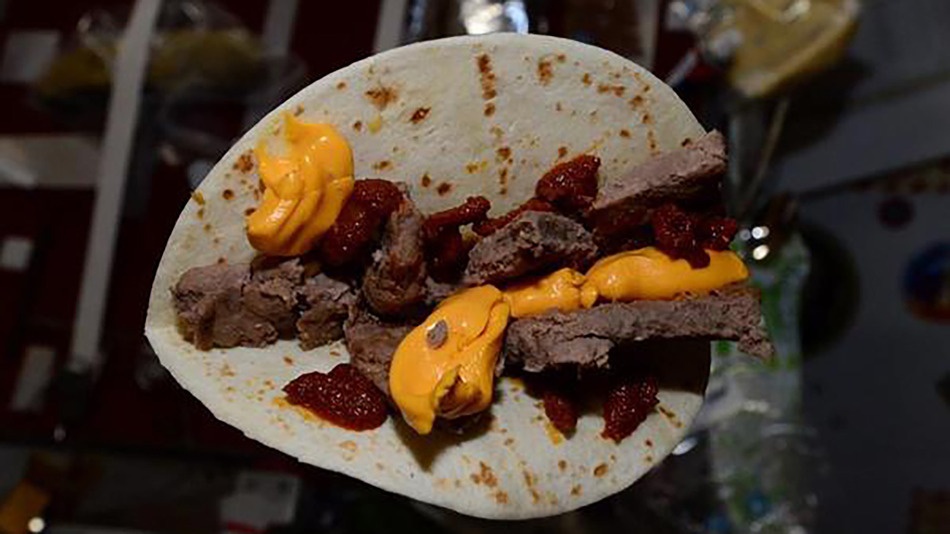 Как на МКС в невесомости выглядит чизбургер - 1 image