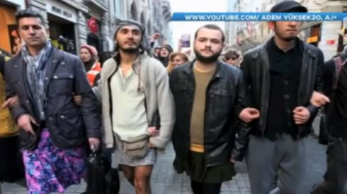 Мужчины в юбках устроили протест в Турции