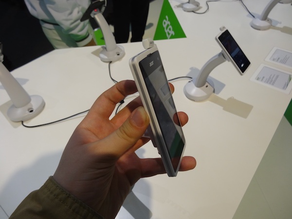 Появились живые фотографии смартфонов Acer Liquid Z, Liquid Z220 и Liquid Z520 с MWC 2015 - 5