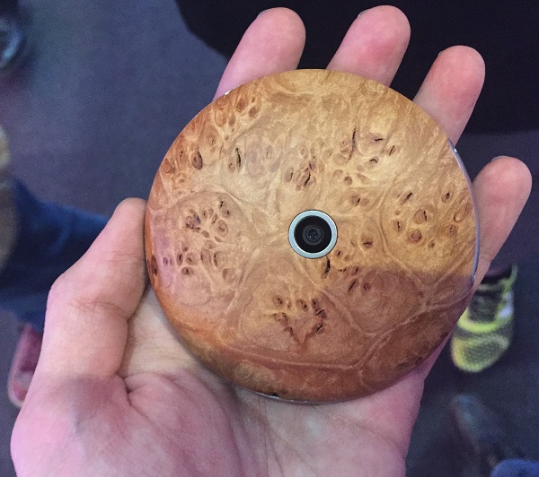 Фото круглого смартфона Monohm Runcible с выставки MWC 2015 - 1