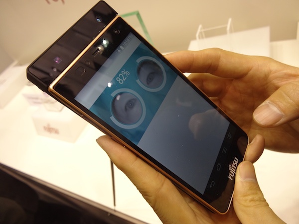 Fujitsu представила прототипы технологий распознавания сетчатки, а также дополненной реальности (живые фото с MWC 2015) - 1