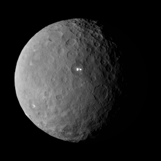 Зонд Dawn передал последние перед сближением с Церерой снимки планетоида - 2