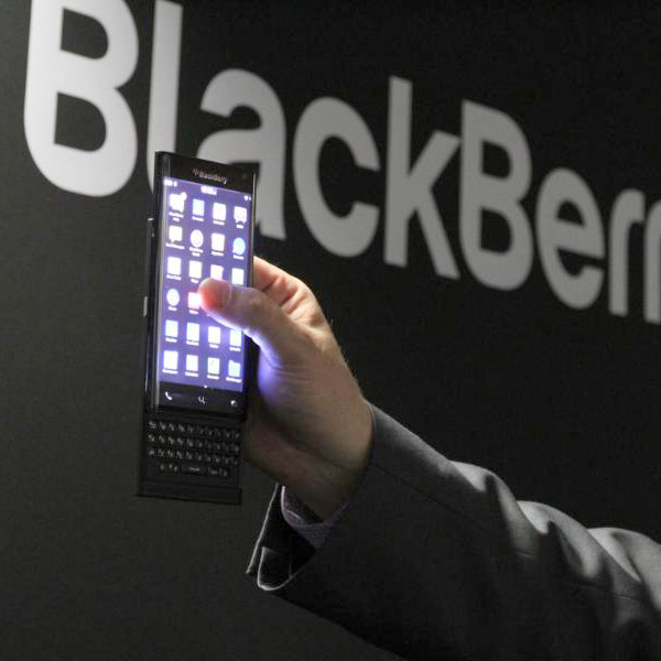 Компания BlackBerry показала на MWC2015 смартфон-слайдер с изогнутым экраном