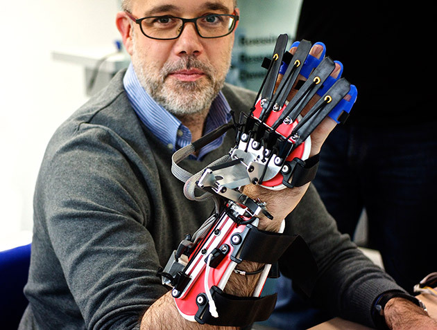 Роботизированная перчатка и игра помогут вернуть пациентам контроль над их руками - 1